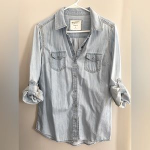 Arizona Jeans Co Light Blue Denim
Chambray Classic Fit Snap Button Front/Sleeve